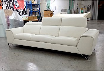 Offerta: divano 4 posti 3 sedute 320 cm , Modello Alcantara , e  poltrona Alcantara 140 cm ,interamente in pelle doppio spessore col bianco 