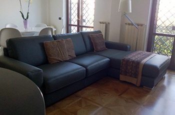 Divano in pelle con chaise longue