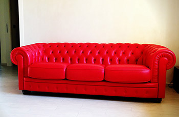 Divano Chesterfield in pelle rosso